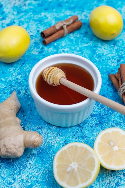 ingredientes: jengibre fresco, limón, palitos de canela, miel, clavos secos para hacer que la inmunidad aumente la bebida saludable de vitaminas