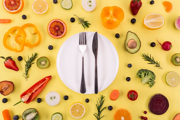 Ingredientes de jugo y batido y plato con cubiertos