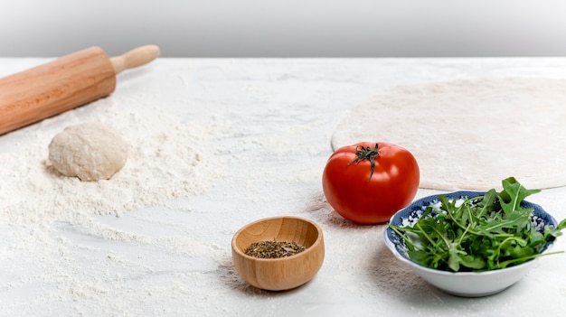 Ingredientes y masa de pizza de ángulo alto