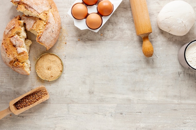 Ingredientes de pan y masa con espacio de copia