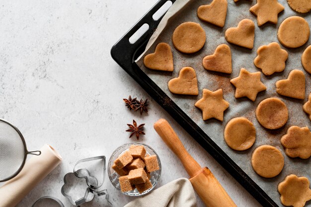 Foto gratuita ingredientes de panadería laicos planos con bandeja para galletas