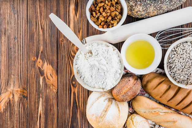 Ingredientes con panes recién horneados en la mesa de madera