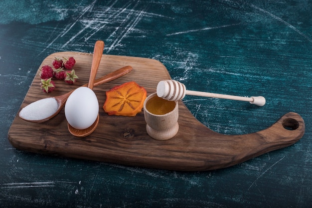 Ingredientes de pastelería en una bandeja de madera