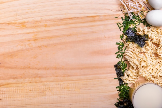 Foto gratuita ingredientes planos para sopa de ramen con espacio de copia