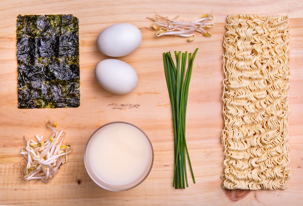 Foto gratuita ingredientes planos para sopa de ramen