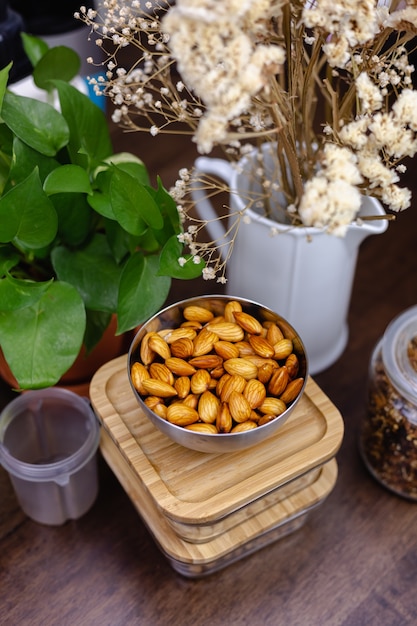 Ingredientes para postres saludables con pudines de chía en la cocina en la mesa de madera