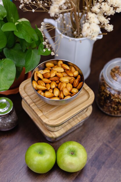 Ingredientes para postres saludables con pudines de chía en la cocina en la mesa de madera