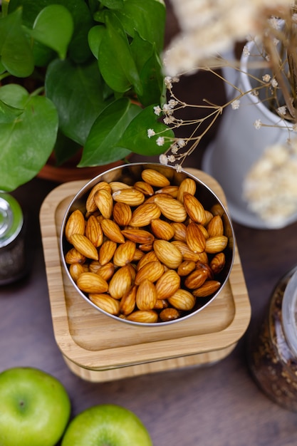 Ingredientes para postres saludables con pudines de chía en la cocina en la mesa de madera