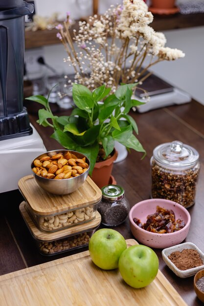 Ingredientes para postres saludables con pudines de chía en la cocina en la mesa de madera