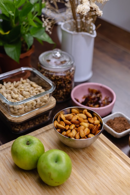 Ingredientes para postres saludables con pudines de chía en la cocina en la mesa de madera