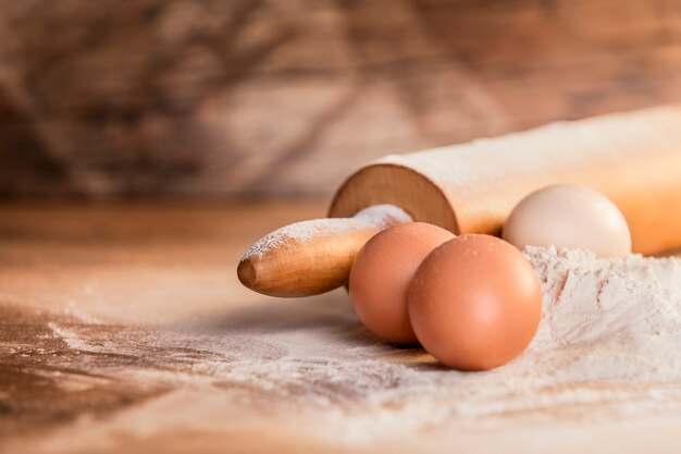 Ingredientes de preparación para hornear sobre fondo de madera