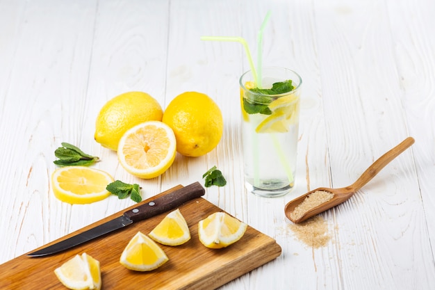 Ingredientes para refrescar limonada menta cítricos.