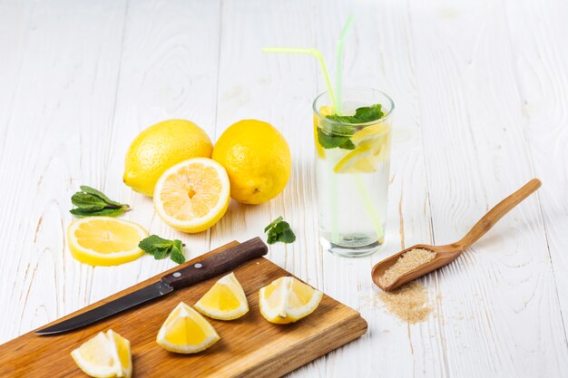 Ingredientes para refrescar limonada menta cítricos.