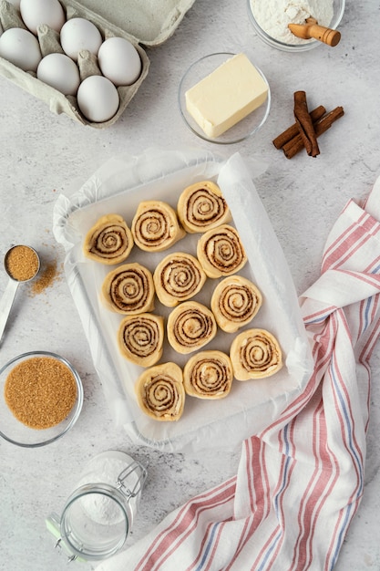 Ingredientes y rollos de canela laicos planos