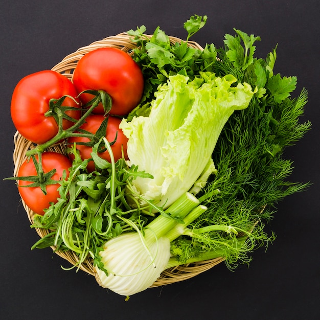 Ingredientes saludables de una ensalada