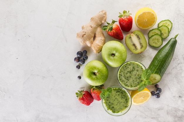 Ingredientes para un smoothie verde fresco