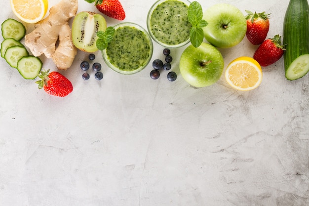 Foto gratuita ingredientes de smoothie verde