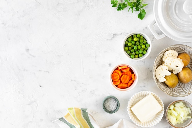 Ingredientes para sopa con albóndigas y verduras Fondo de alimentos Espacio de copia
