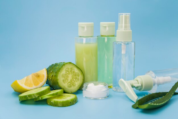 Ingredientes de un spa orgánico para el cuidado de la piel sobre fondo azul.