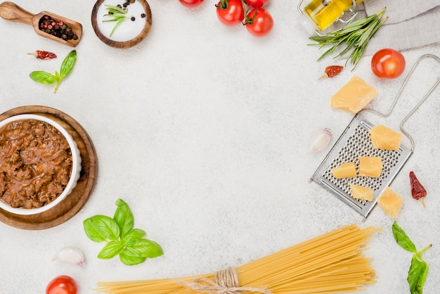 Foto gratuita ingredientes para spaghetti a la boloñesa y marco