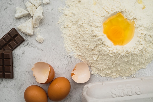 Ingredientes de la torta en la encimera de la cocina