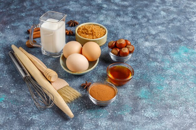 Ingredientes tradicionales para hornear de otoño: manzanas, canela, nueces.