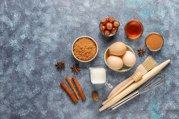 Foto gratuita ingredientes tradicionales para hornear de otoño: manzanas, canela, nueces.