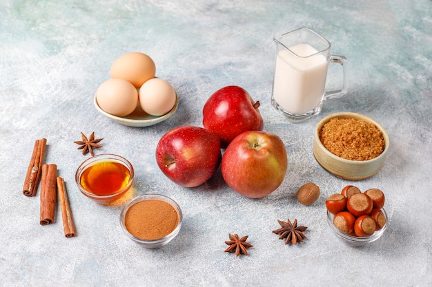 Ingredientes tradicionales para hornear de otoño: manzanas, canela, nueces.