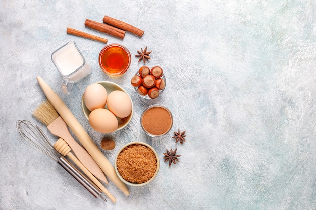 Ingredientes tradicionales para hornear de otoño: manzanas, canela, nueces.