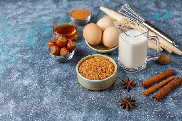 Ingredientes tradicionales para hornear de otoño: manzanas, canela, nueces.