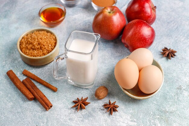 Ingredientes tradicionales para hornear de otoño: manzanas, canela, nueces.