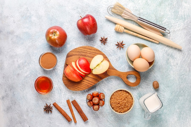 Ingredientes tradicionales para hornear de otoño: manzanas, canela, nueces.