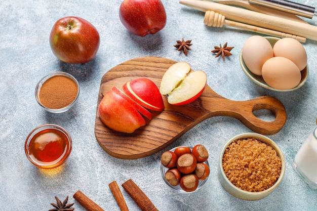 Ingredientes tradicionales para hornear de otoño: manzanas, canela, nueces.