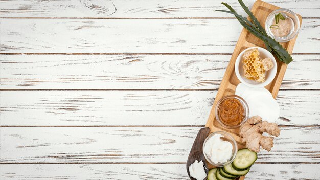 Ingredientes de tratamiento casero en mesa de madera