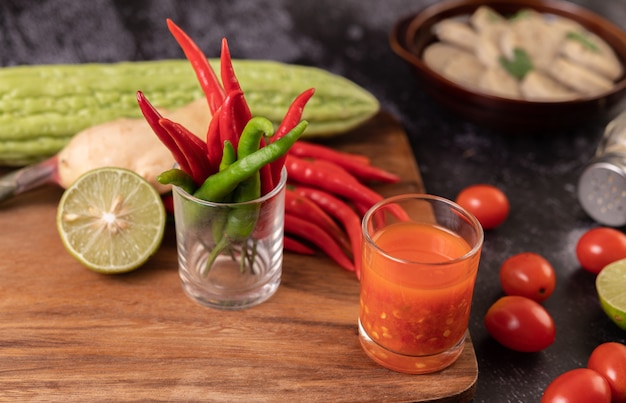 Los ingredientes utilizados para la ensalada incluyen tomates, pimientos, lima y calabaza amarga.