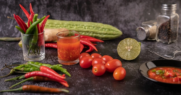 Los ingredientes utilizados para la ensalada incluyen tomates, pimientos, lima y calabaza amarga.