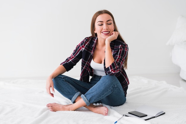 Foto gratuita inicio estilo de vida mujer larga vista