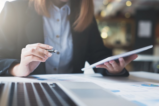 Inicio de negocios funciona en la información digital en línea.