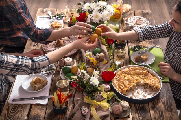 Inicio Vacaciones amigos o familiares en la mesa festiva