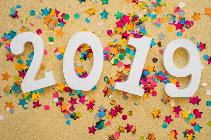 Foto gratuito inscripción 2019 con lentejuelas brillantes en mesa