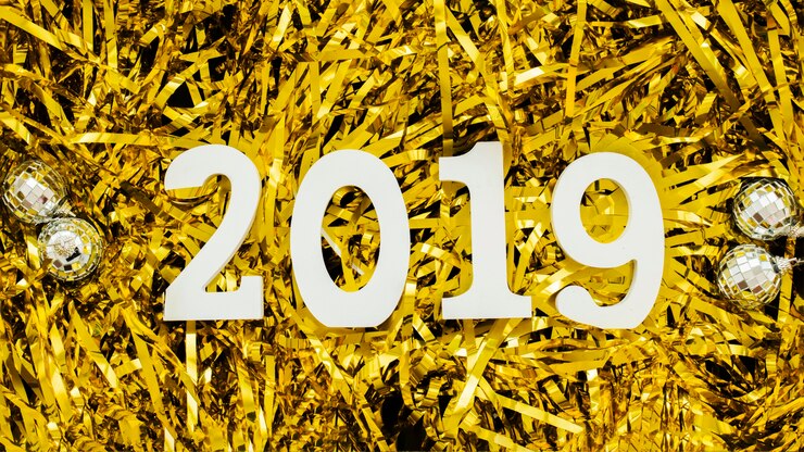 Foto gratuito inscripción 2019 en lentejuelas brillantes.