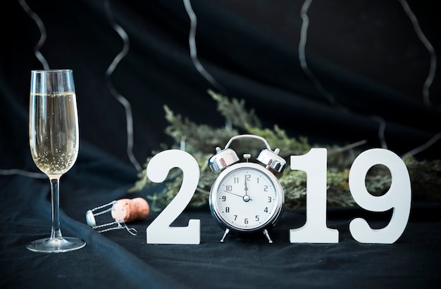 Foto gratuita inscripción 2019 con reloj en mesa.