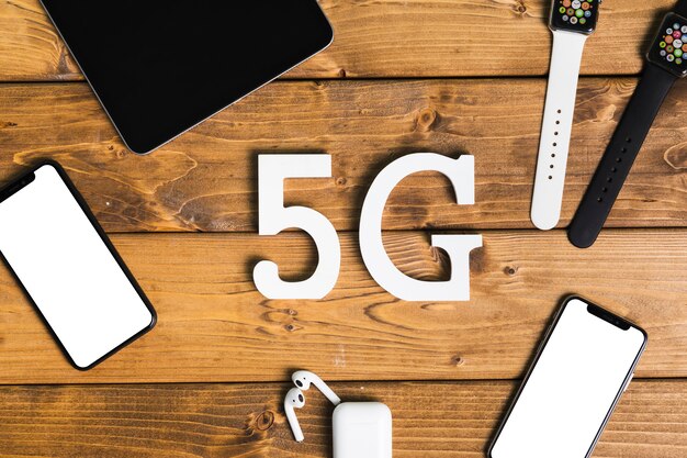 Inscripción 5G y dispositivos electrónicos en escritorio.