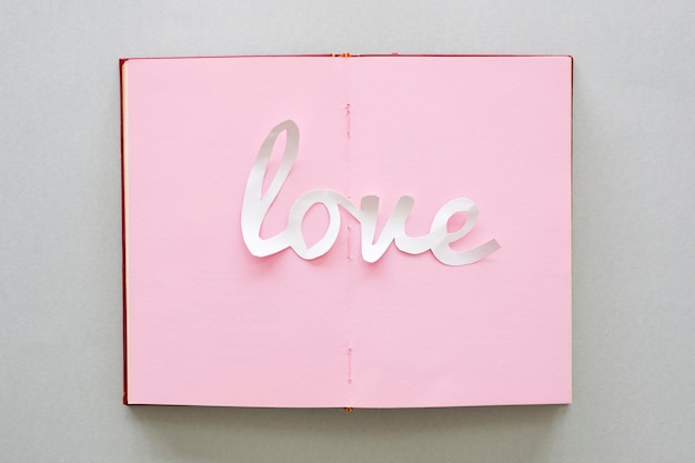 Inscripción amor blanco en cuaderno