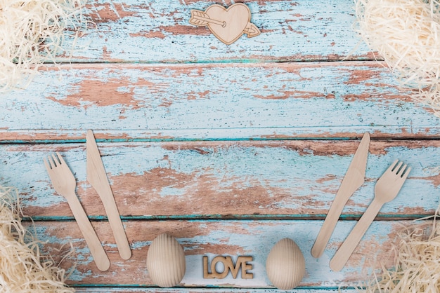 Foto gratuita inscripción de amor con cubiertos en mesa.