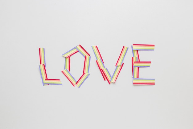 Inscripción de amor hecha de pequeños arco iris de papel.