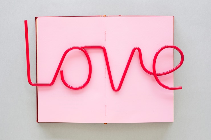 Foto gratuito inscripción amor rojo en cuaderno