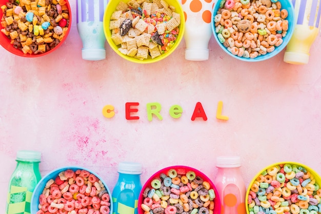 Inscripción de cereales con cuencos y botellas.