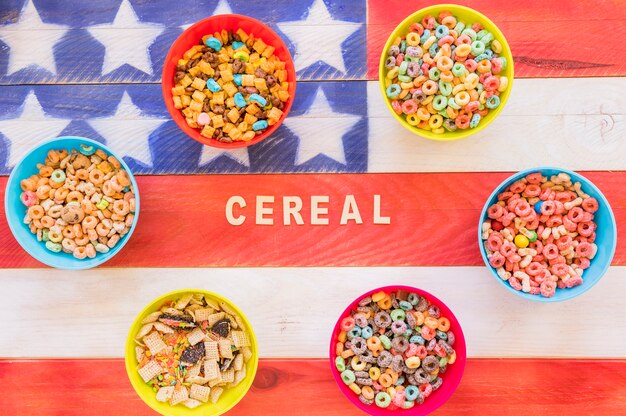 Inscripción de cereales con cuencos en mesa de madera