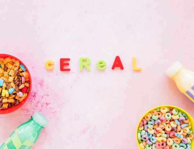 Inscripción de cereales con cuencos en mesa rosa